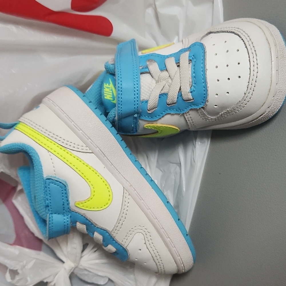 Nike - Picture 2 of 4